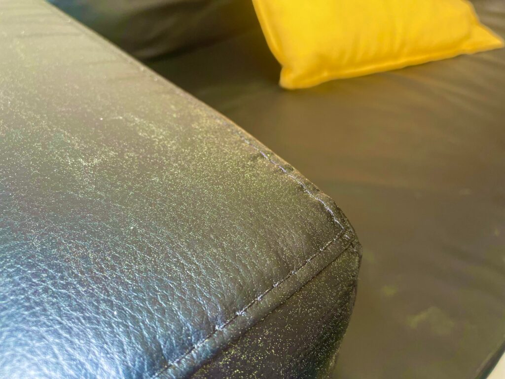 松の木の花粉がソファを覆っている写真