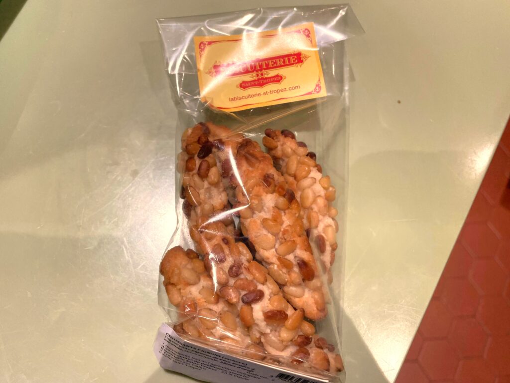 サン＝トロペの老舗クッキー専門店のピニョンクッキー