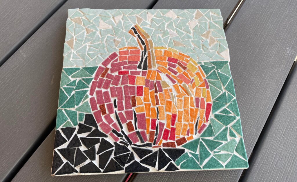 タイルでリンゴのデザインを施した鍋敷きの写真